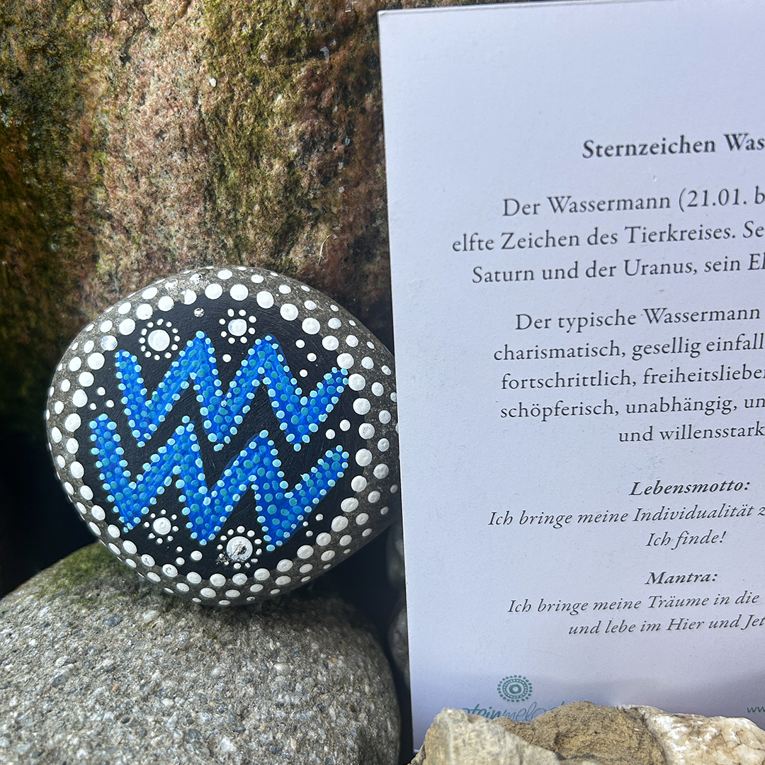 Bemalter Stein mit astrologischen Symbol Wassermann mit Begleittext
