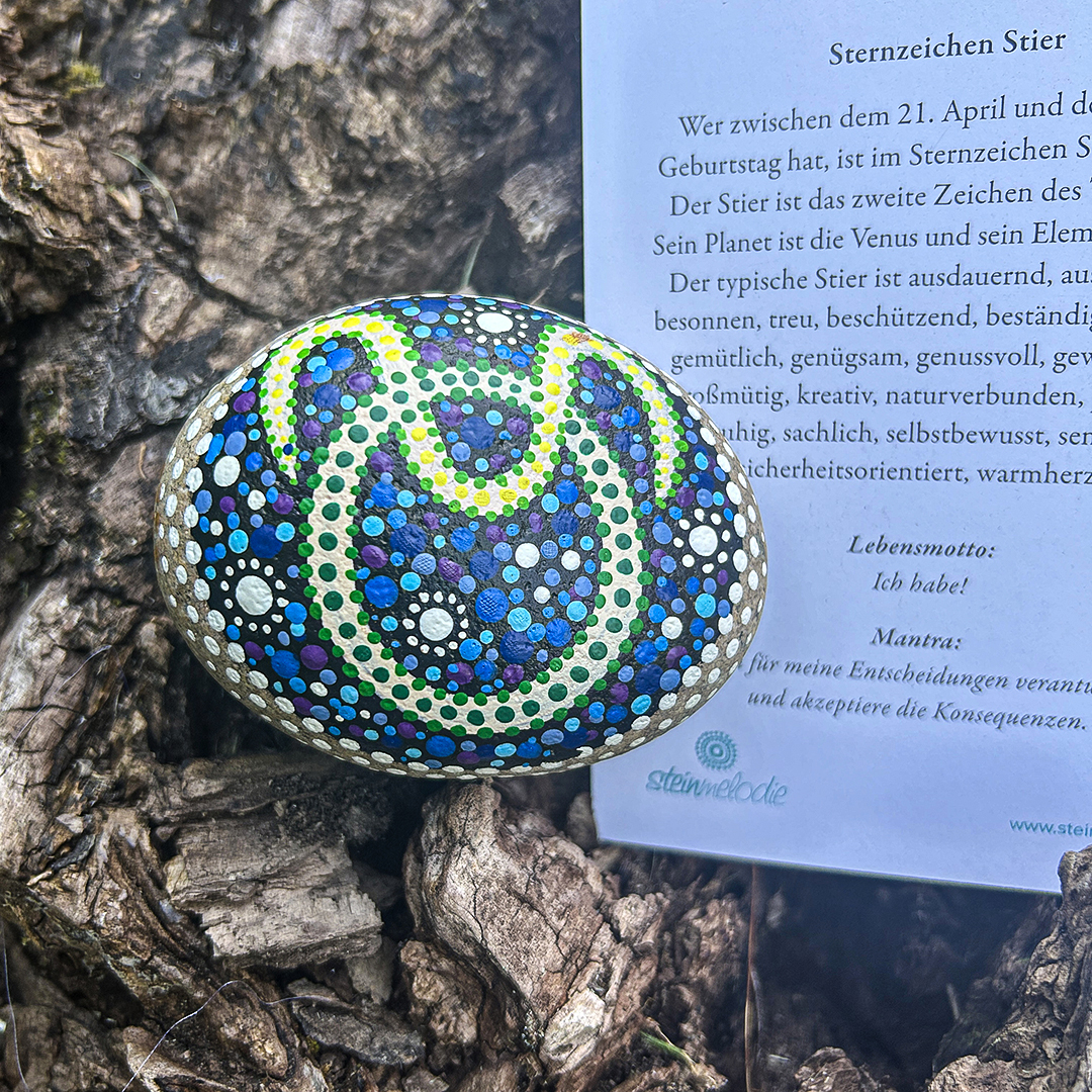 Bemalter Stein mit astrologischem Symbol Stier mit Begleittext