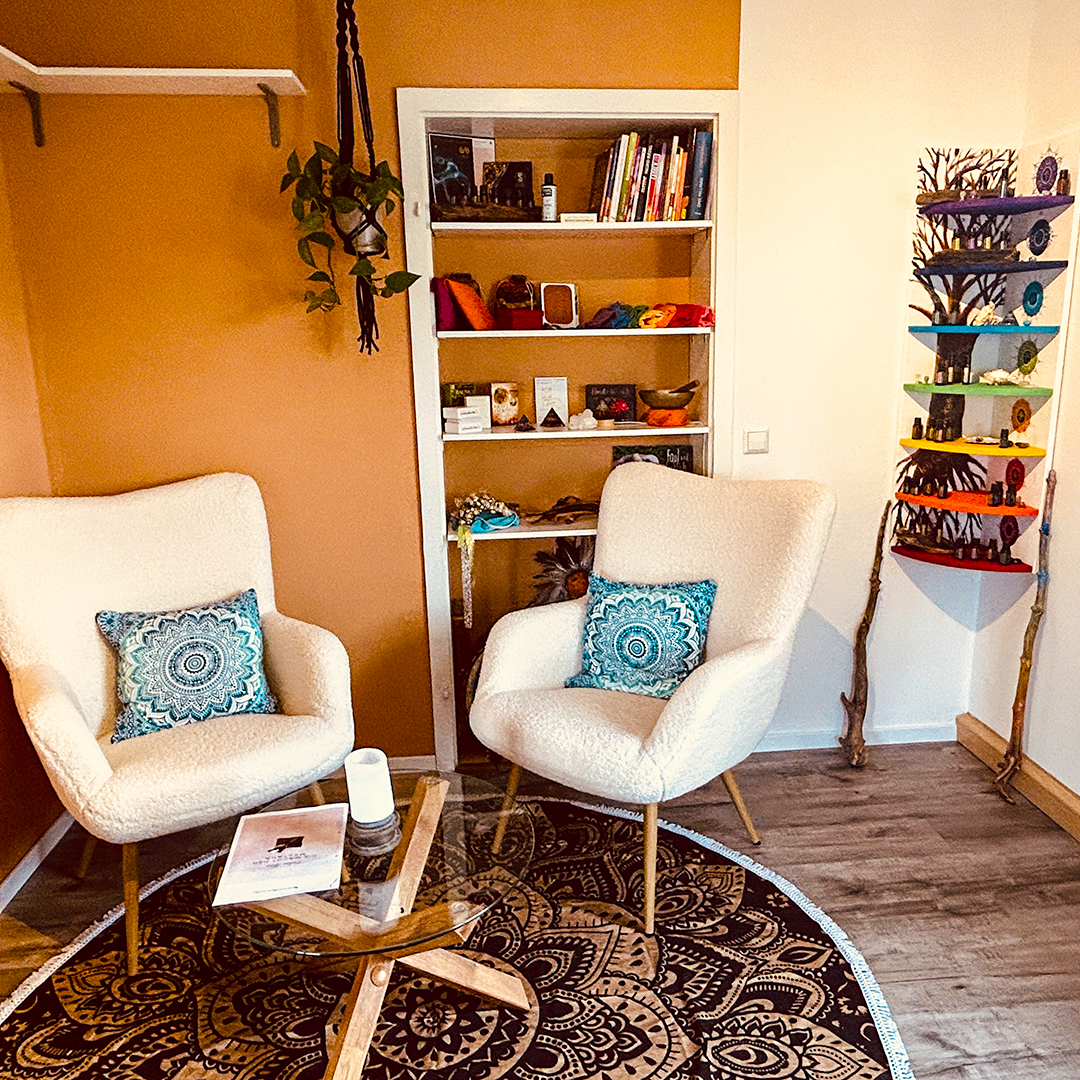 Beratungszimmer mit zwei Sesseln und Tisch