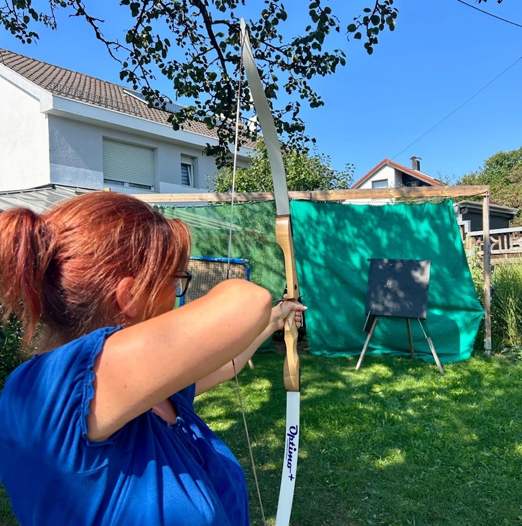 Frau mit Pfeil und Bogen schießend