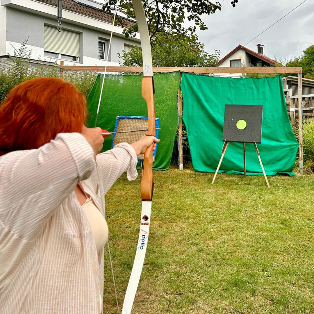 Frau den Bogen spannend