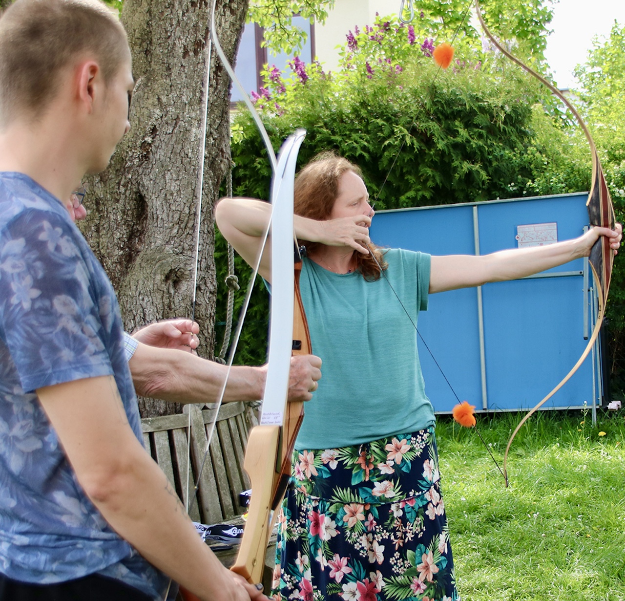 Mann und Anja mit Bögen bei der Einweisung