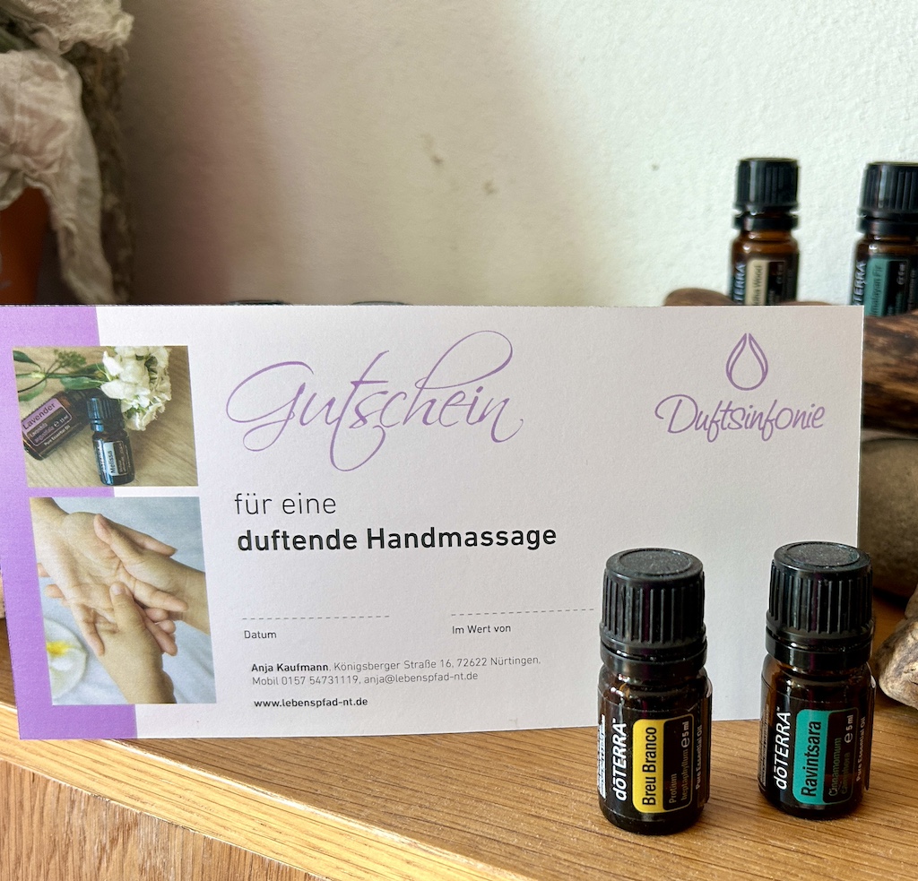 Gutschein Handmassage zwischen ätherischem Öl