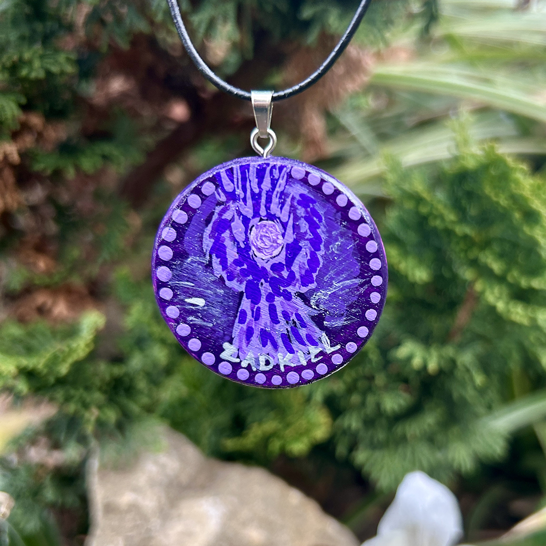 Amulett aus Holzscheibe mit Engel Zadkiel bemalt