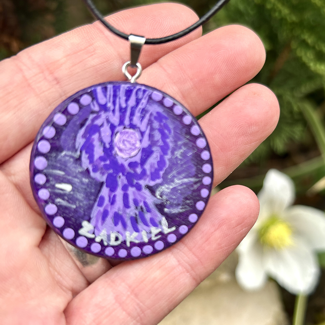 Amulett aus Holzscheibe mit Engel Zadkiel in der Hand