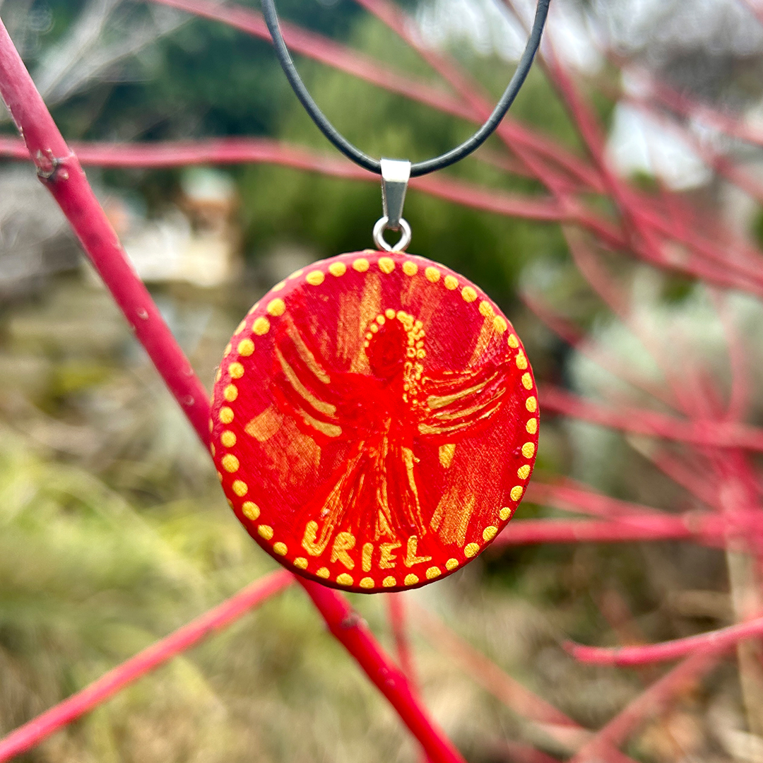 Amulett aus Holzscheibe mit Engel Uriel