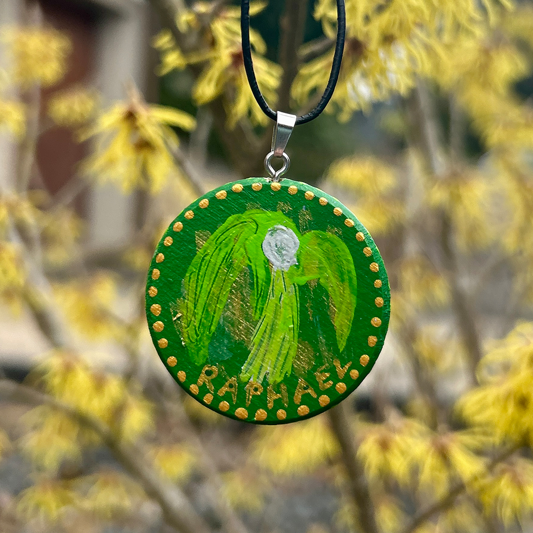 Amulett aus Holzscheibe mit Engel Raphael