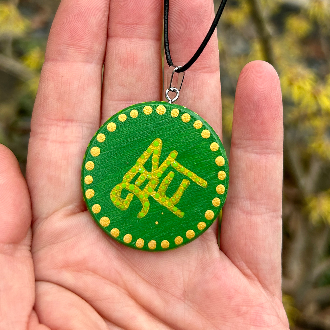 Amulett aus Holzscheibe mit Buchstabenzauber
