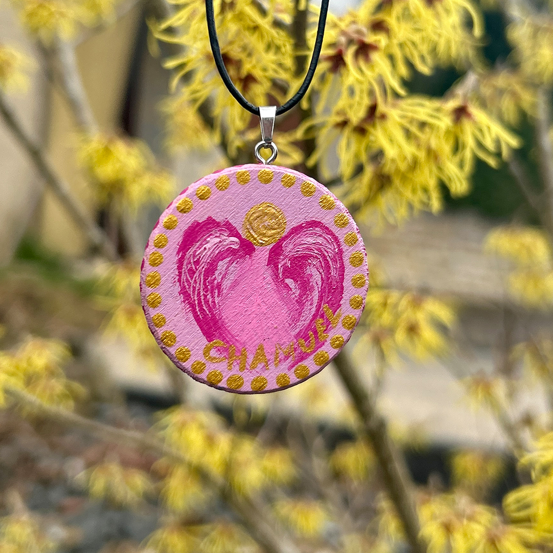 Amulett aus Holzscheibe mit Engel Chamuel bemalt
