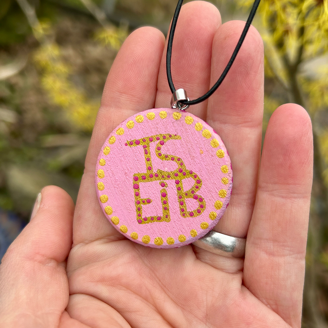 Amulett aus Holzscheibe mit Sigille