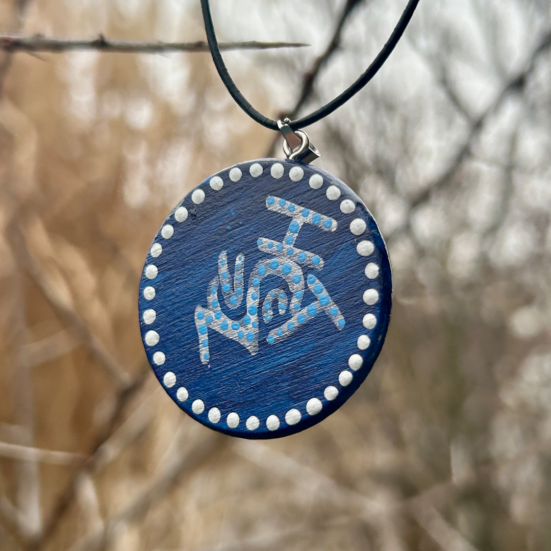 Amulett aus Holzscheibe mit Sigille