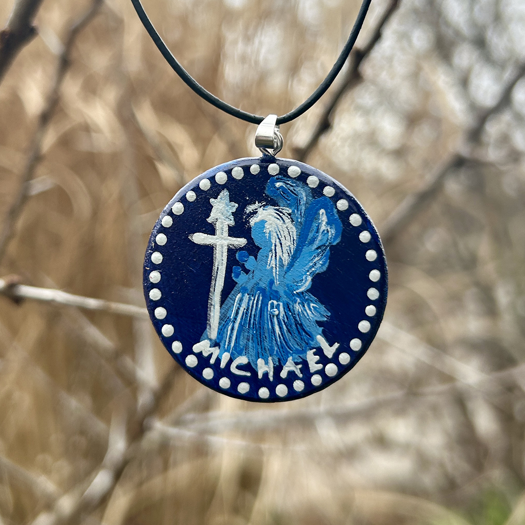 Amulett aus Holzscheibe mit Erzengel Michael