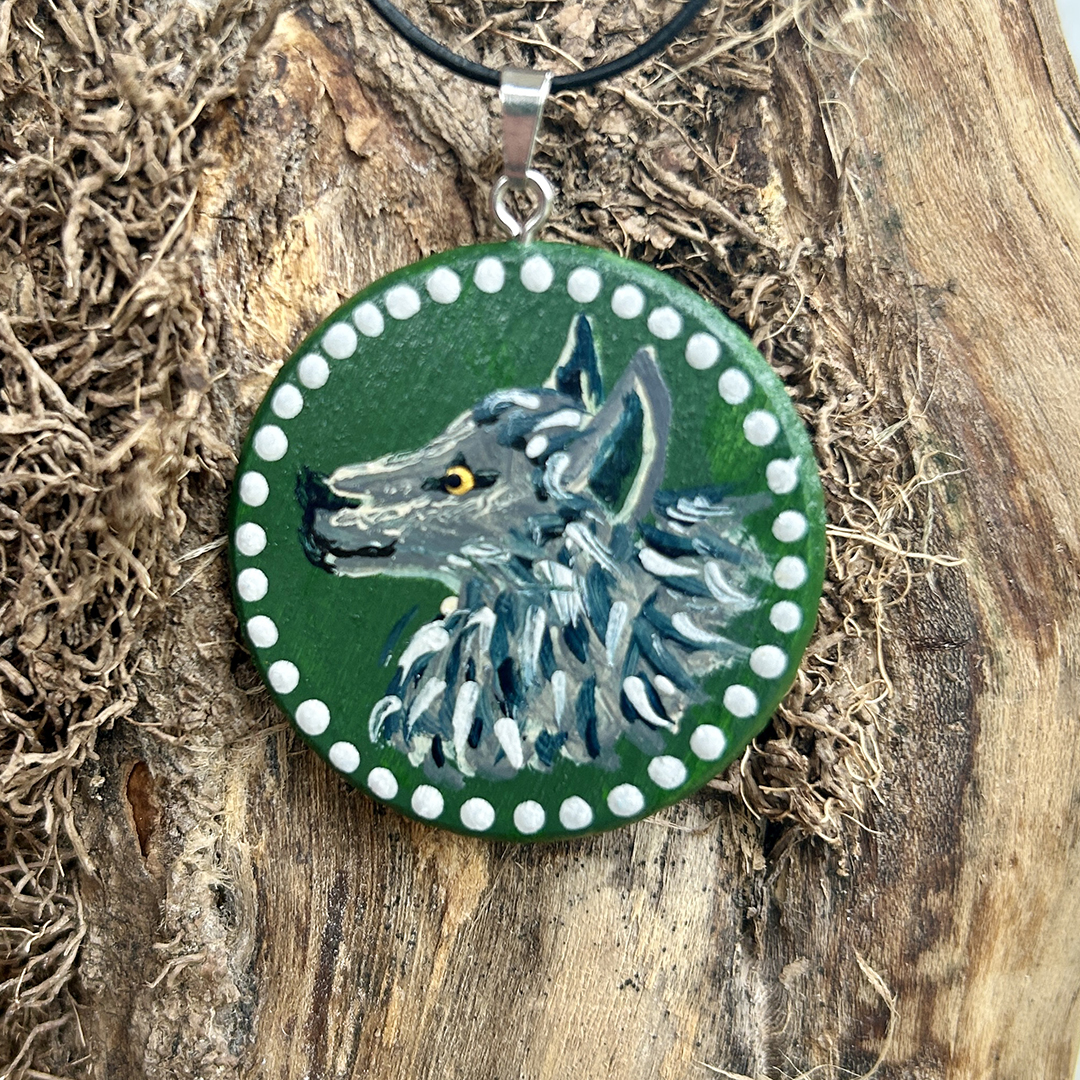 Amulett aus Holzscheibe mit Wolf bemalt