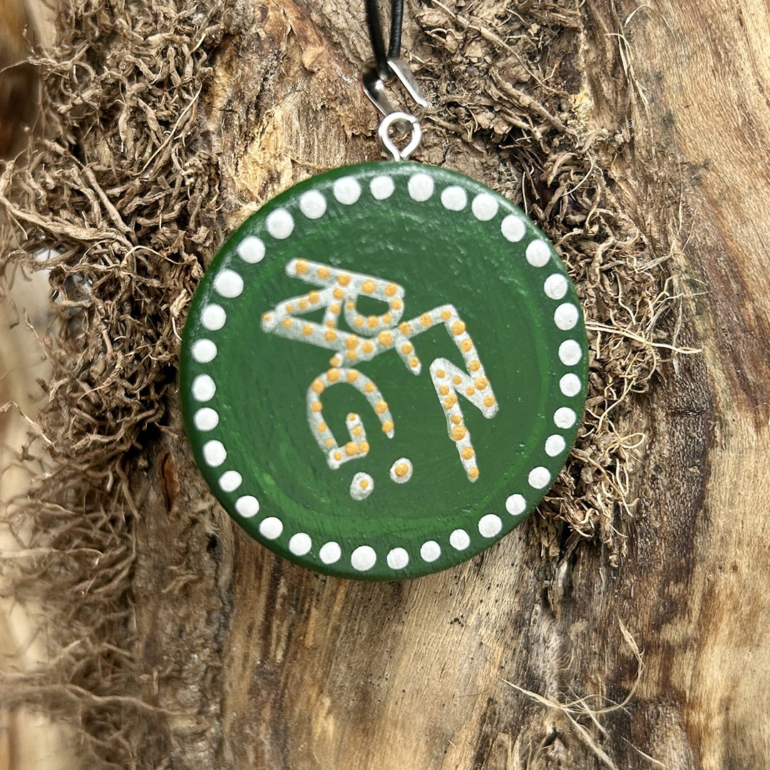 Amulett aus Holzscheibe mit Sigille bemalt