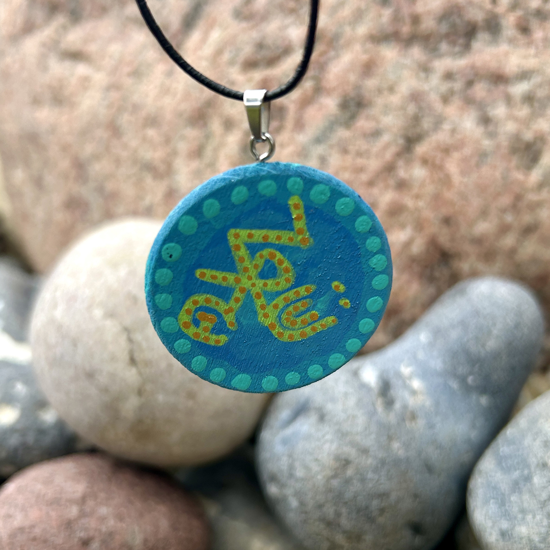 Amulett aus Holzscheibe mit Sigille bemalt