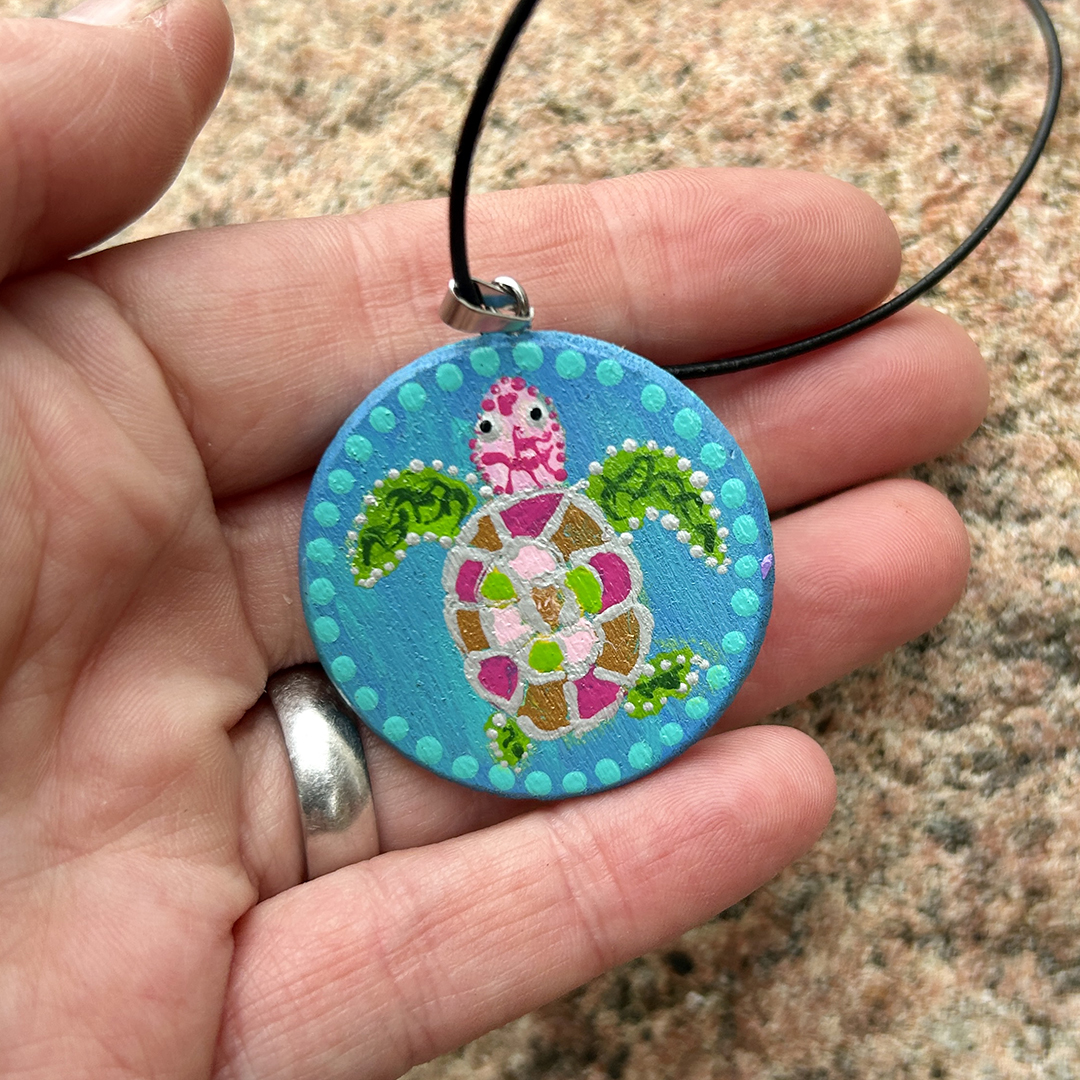 Amulett aus Holzscheibe mit Schildkröte bemalt