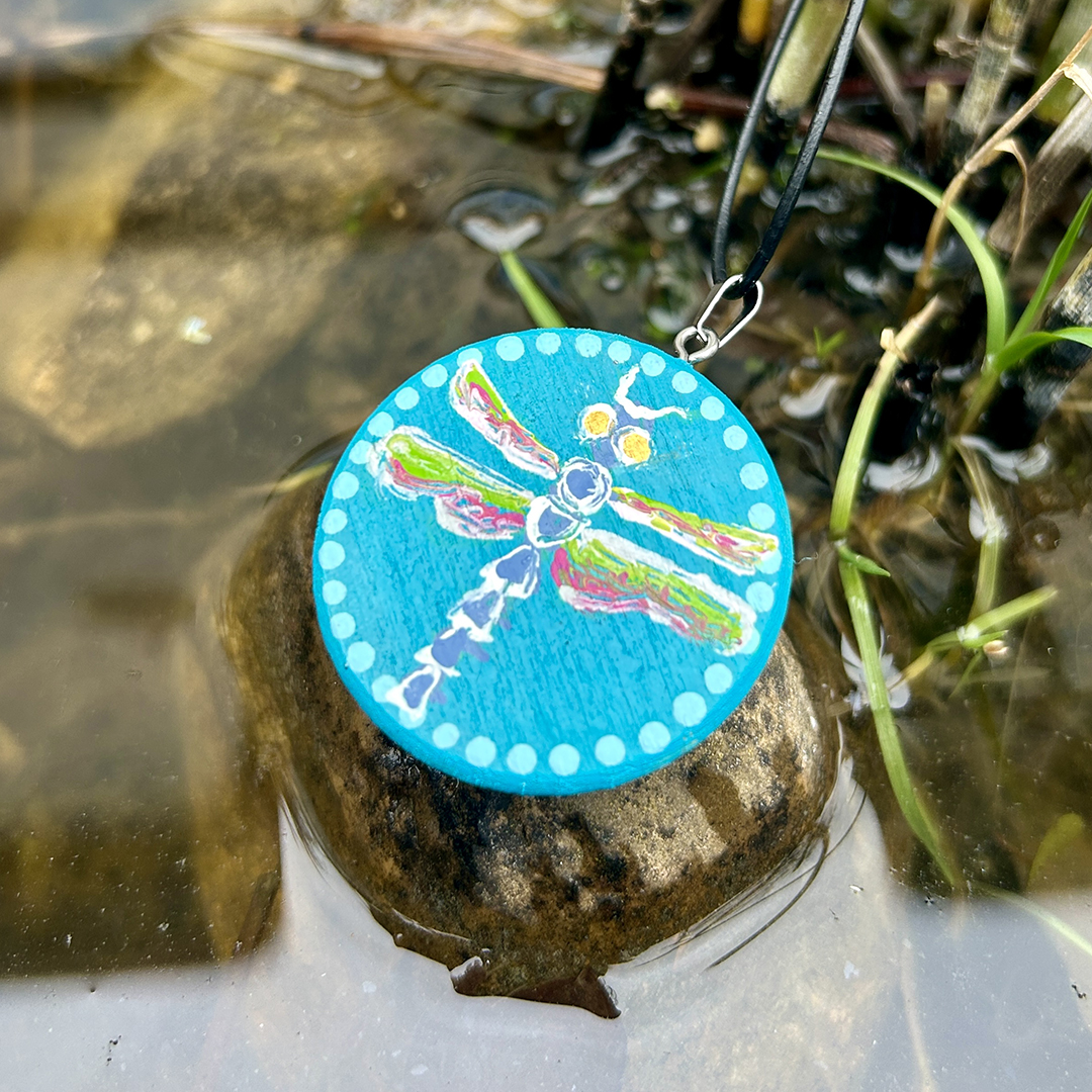 Amulett aus Holzscheibe mit Libelle bemalt