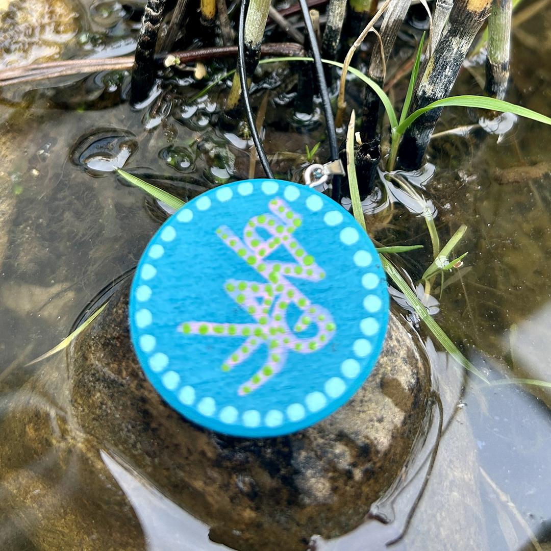Amulett aus Holzscheibe mit Sigille bemalt