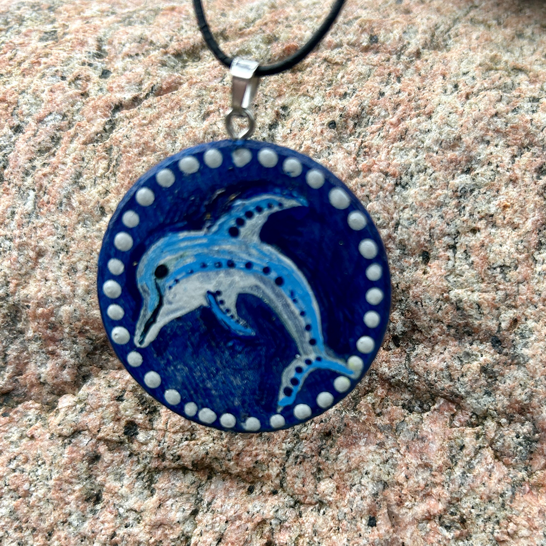 Amulett aus Holzscheibe mit Delfin bemalt
