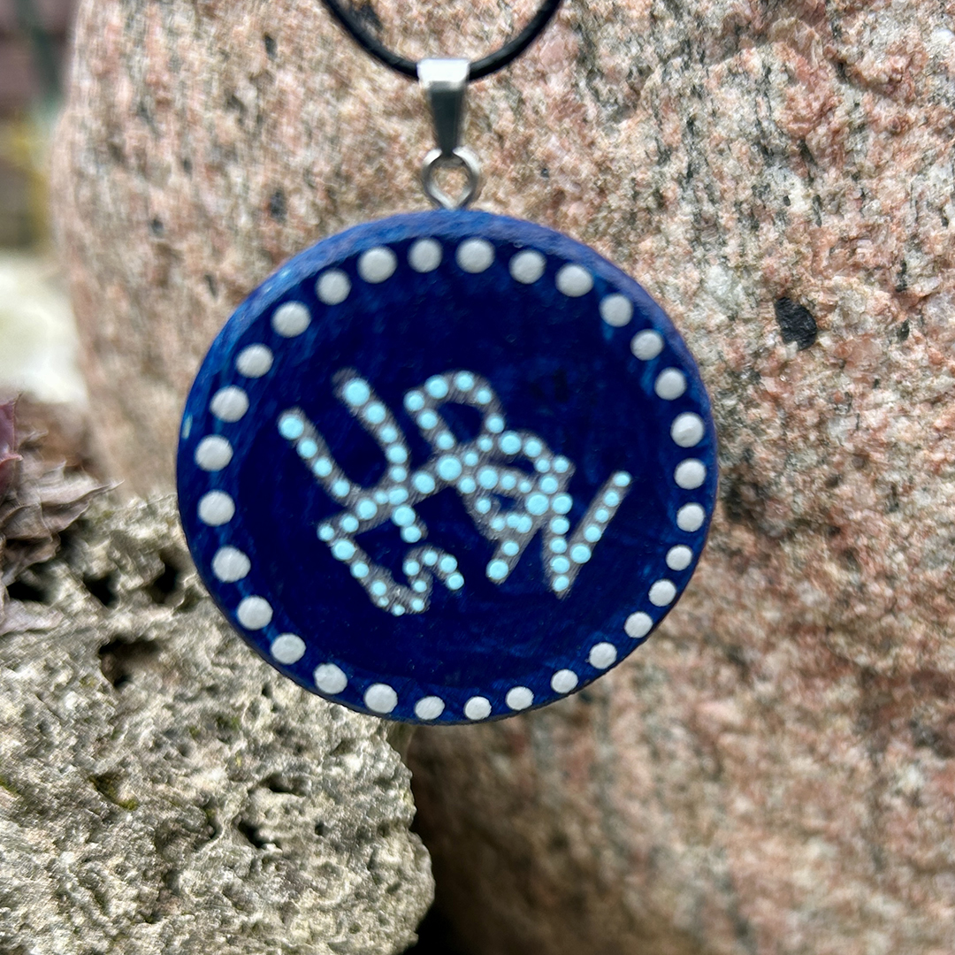 Amulett aus Holzscheibe mit Sigille bemalt