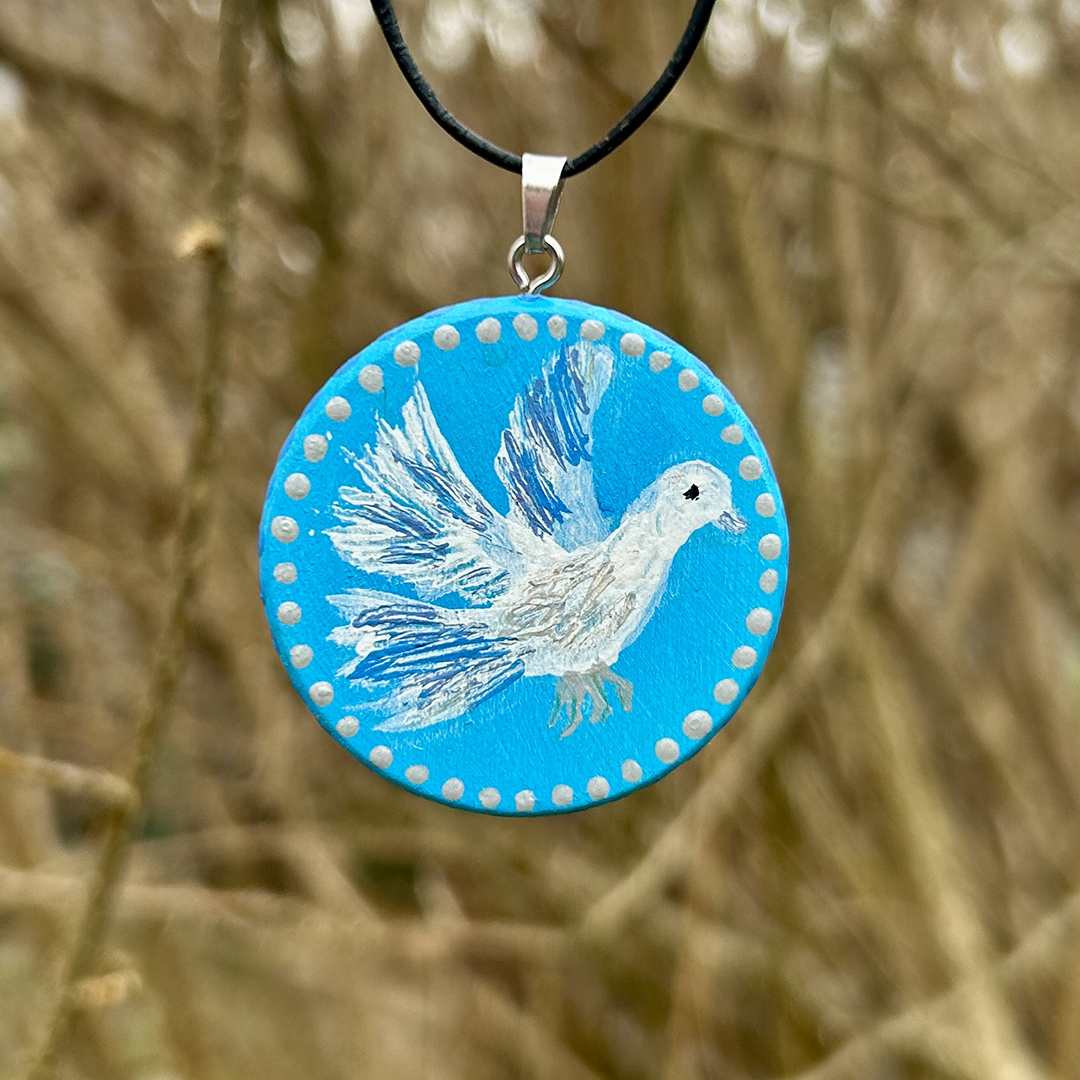 Amulett aus Holzscheibe mit Taube bemalt