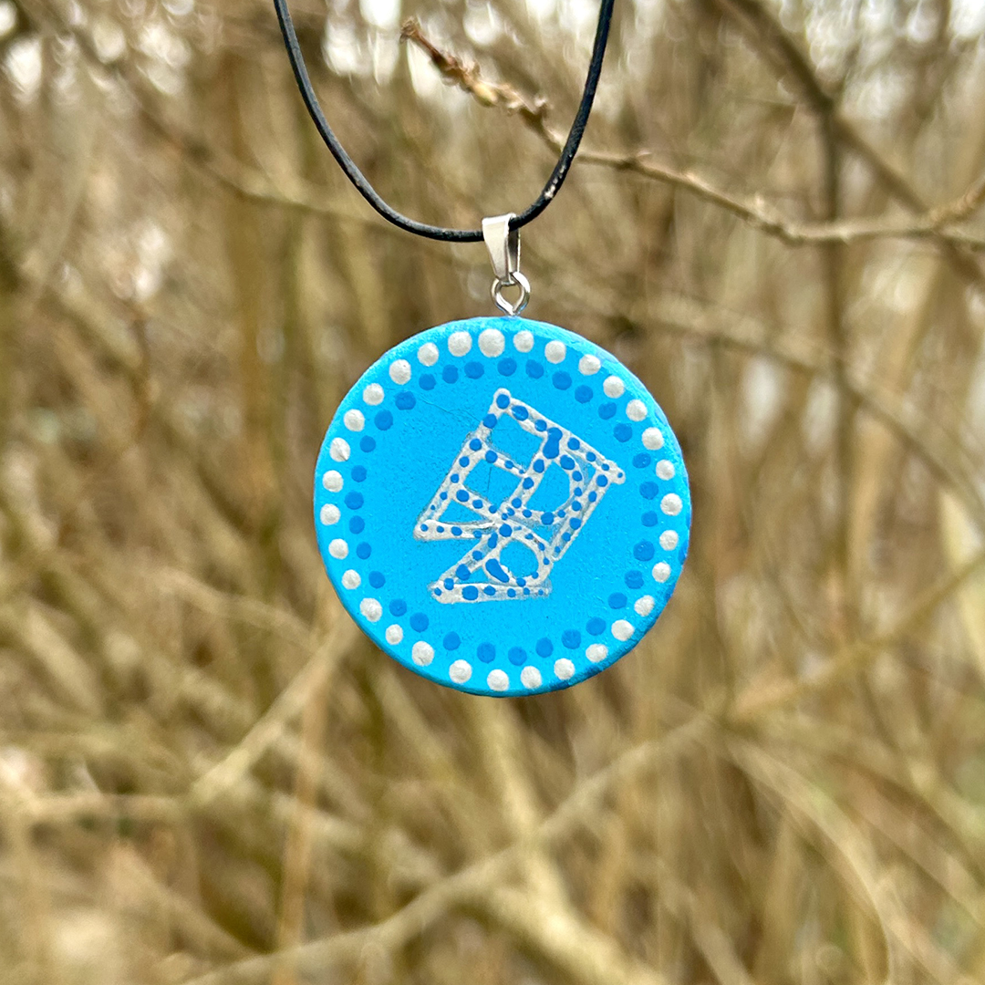 Amulett aus Holzscheibe mit Sigille bemalt
