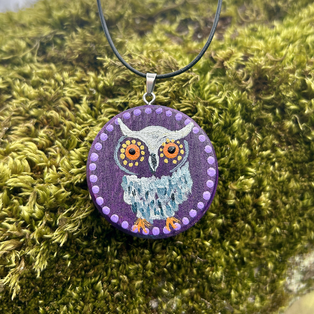 Amulett aus Holzscheibe mit Eule bemalt