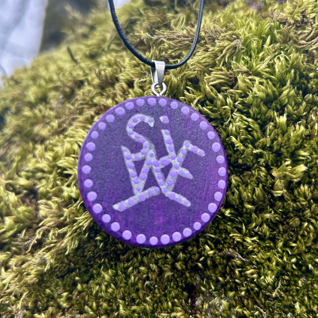 Amulett aus Holzscheibe mit Sigille zur Eule bemalt