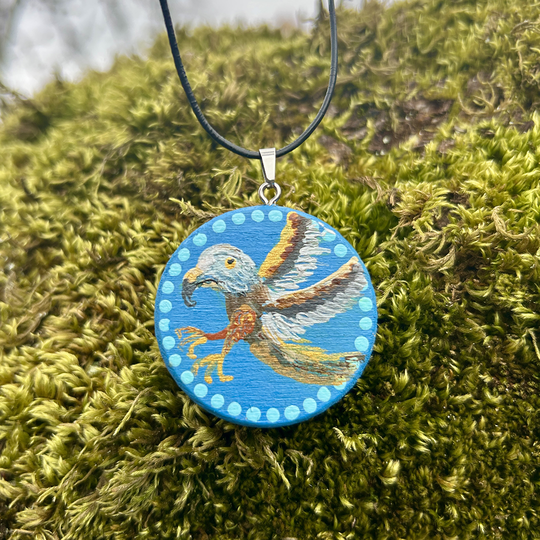Amulett aus Holzscheibe mit Adler bemalt