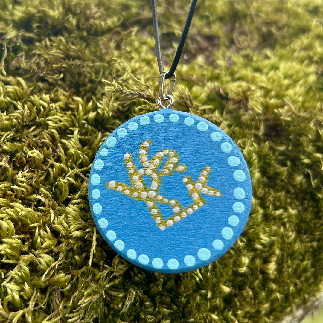 Amulett aus Holzscheibe mit Sigille bemalt