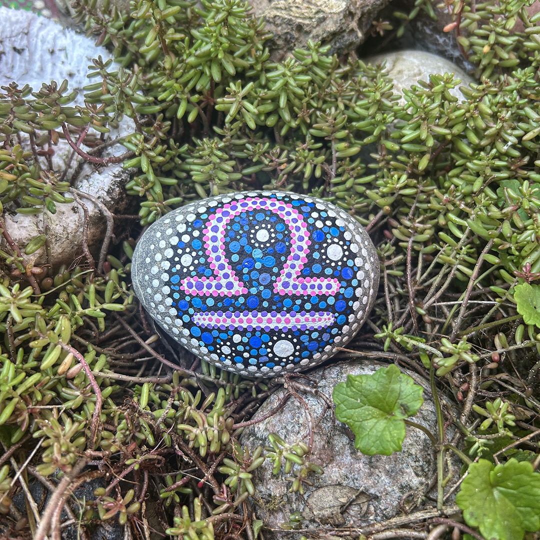 Bemalter kleiner Stein mit atrsologischem Symbol Waage