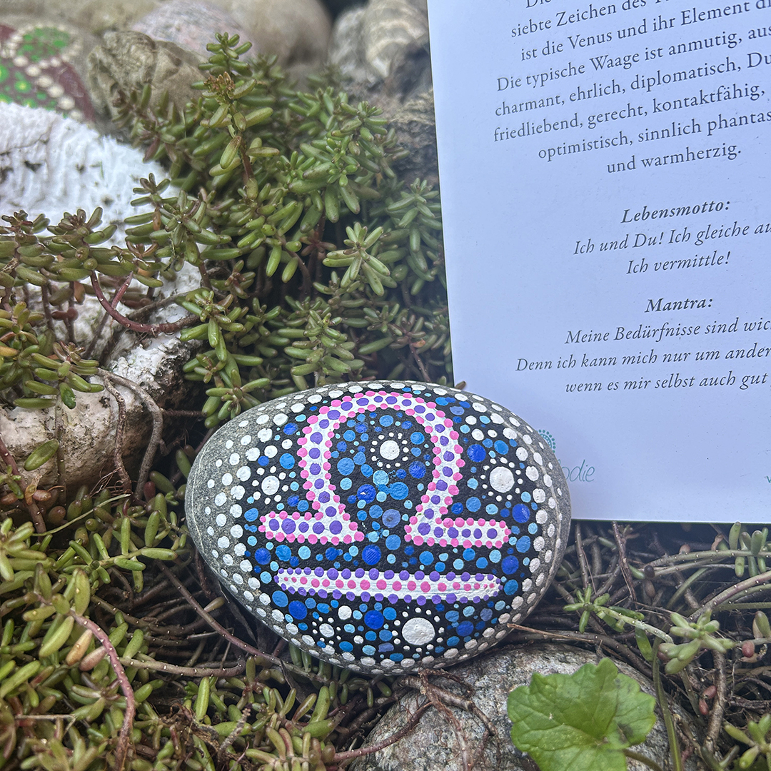 Bemalter kleiner Stein mit atrsologischem Symbol Waage mit Begleittext