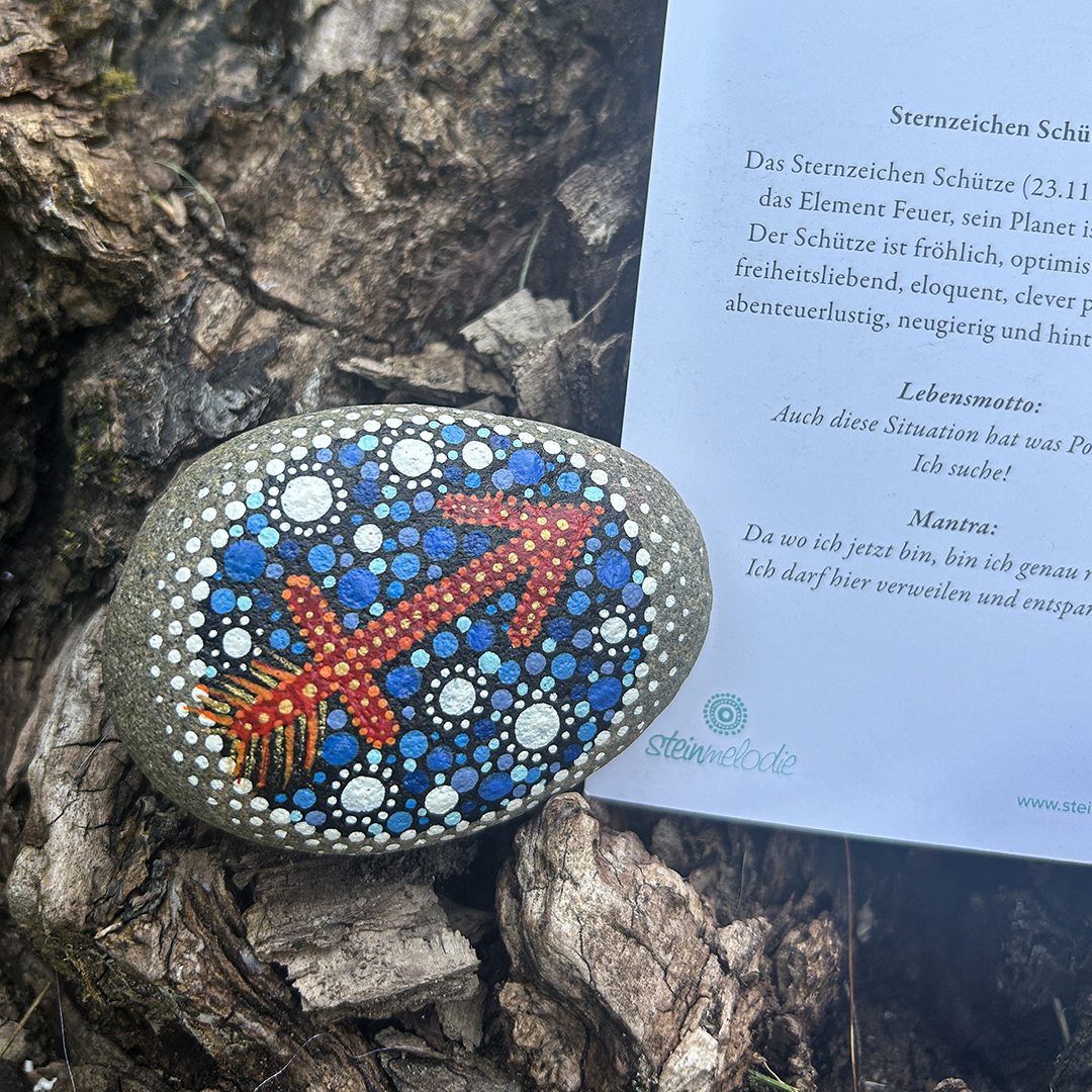 Bemalter Stein mit astrologischem Symbol Schütze