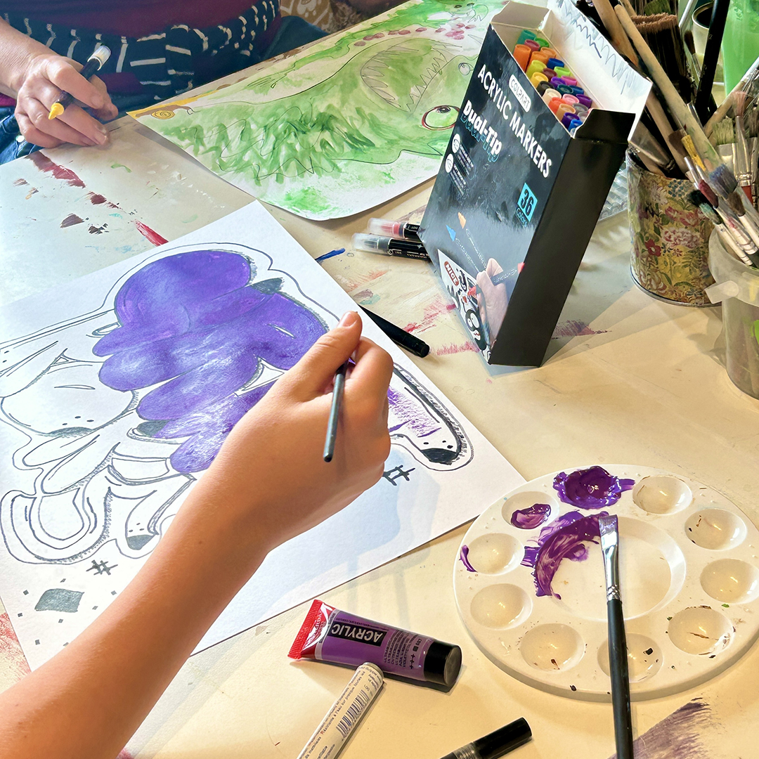 Bild wird gemalt mit Pinsel und Stiften