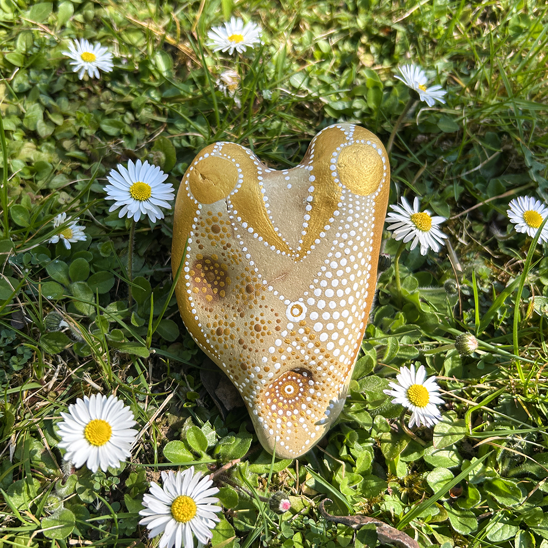 Bemalter Stein, Vorderansicht, auf Wiese liegend