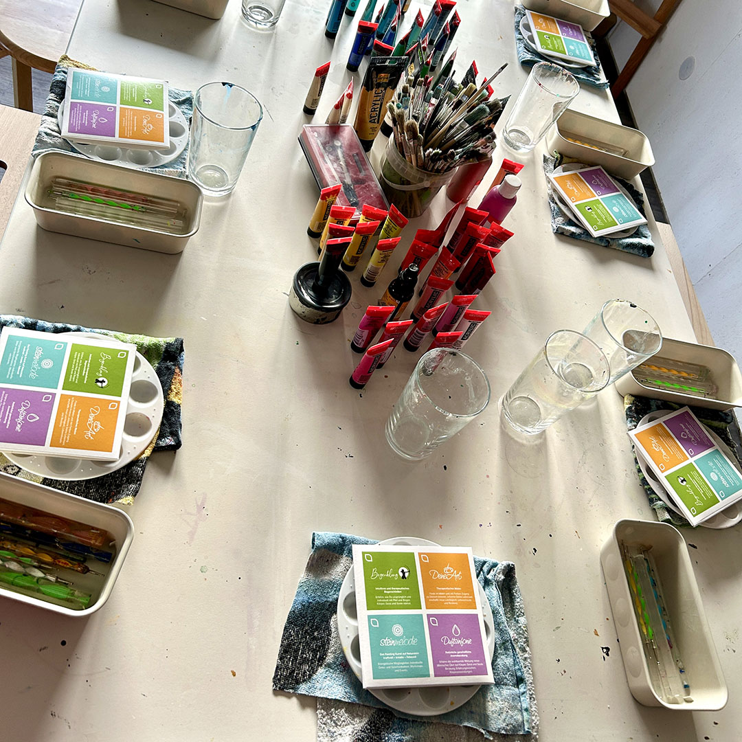 Farben und Pinsel auf einem Tisch