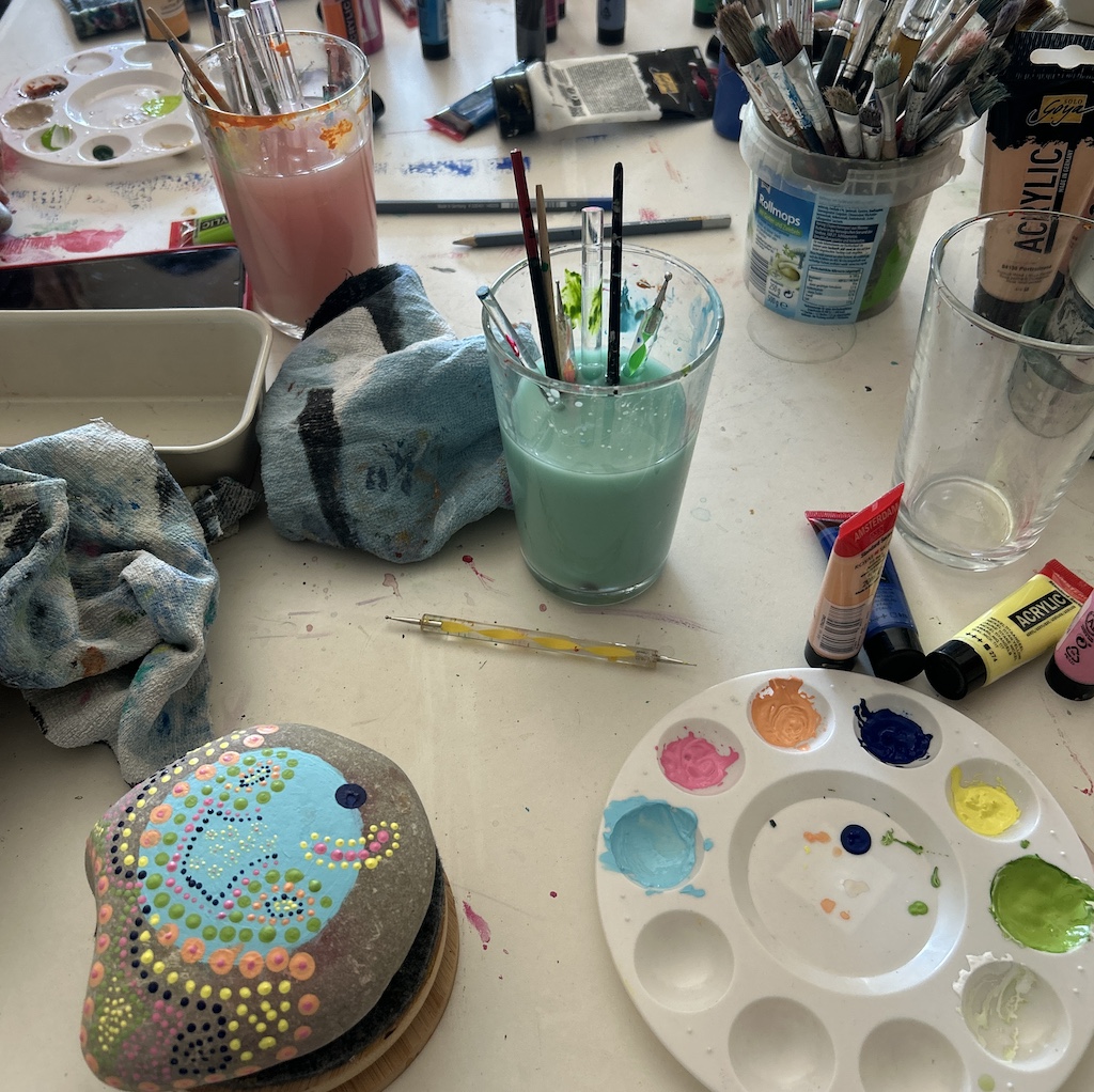 bemalter Stein mit Pinsel und Farbpalette