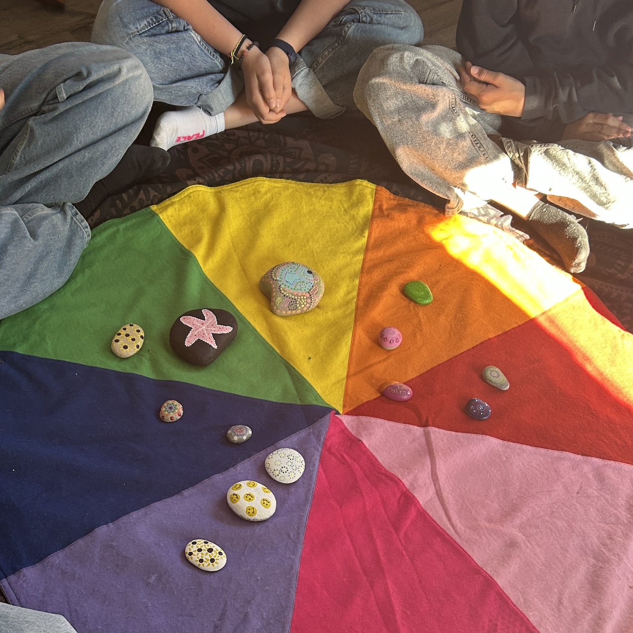 bunte Decke mit bemalten Steinen