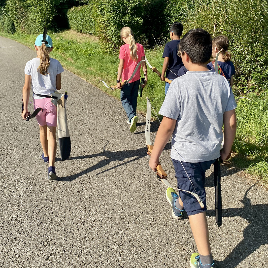 Kinder mit Bogen und Pfeilen im Köcher