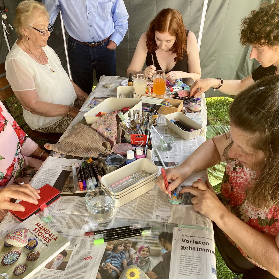 Gruppe, die Steine bemalt