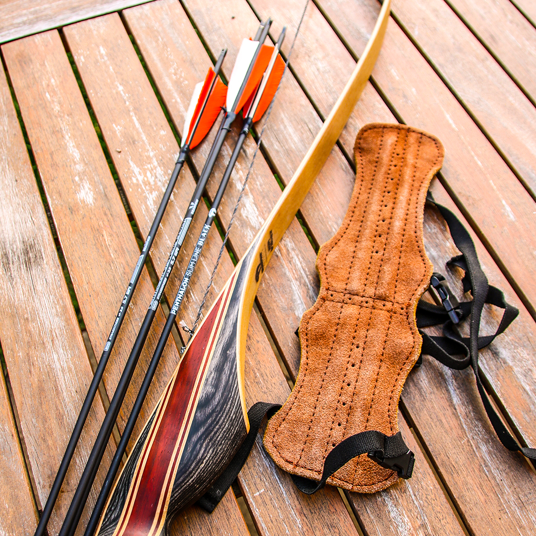 Pfeile Bogen und Armschutz
