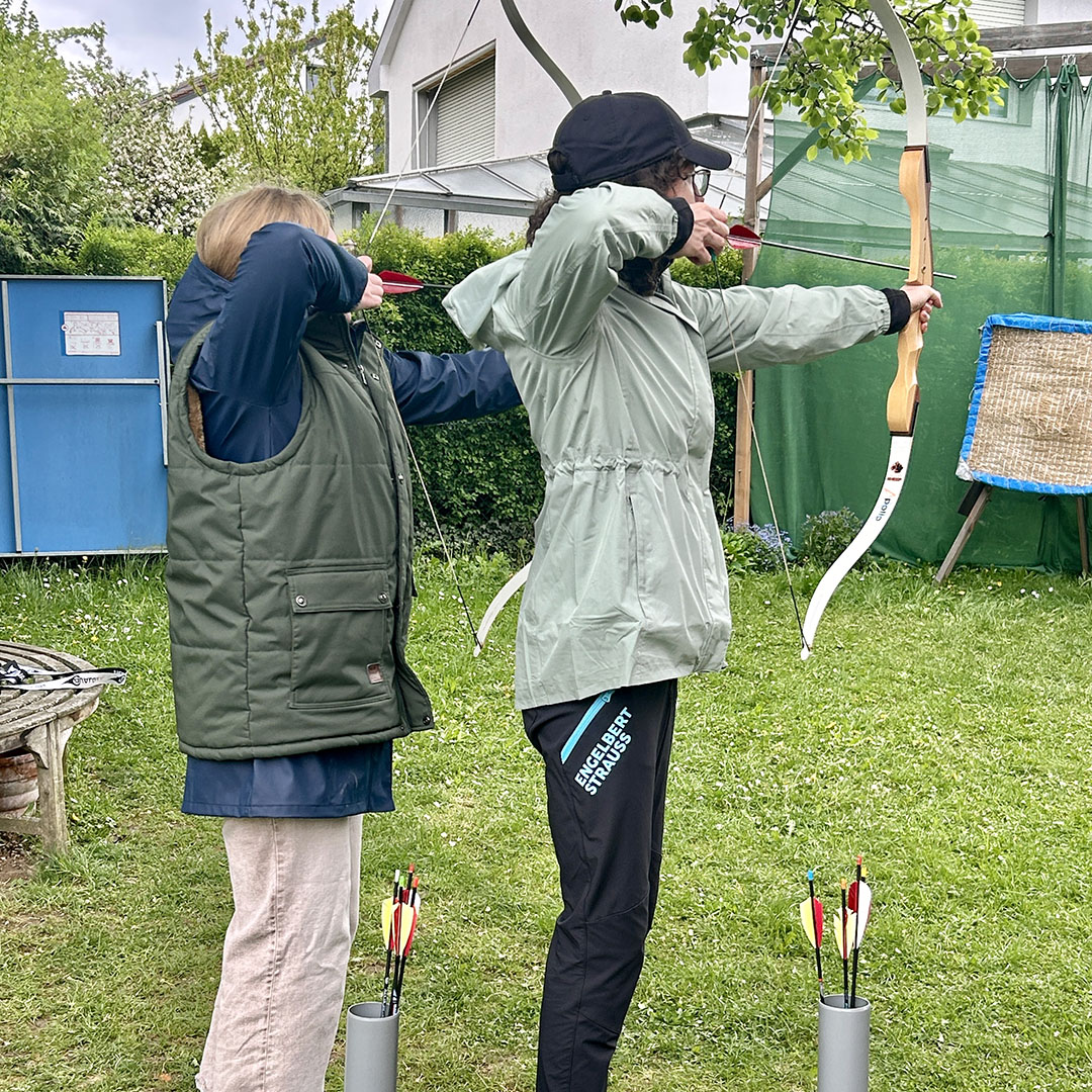 Zwei Frauen beim Bogenschießen