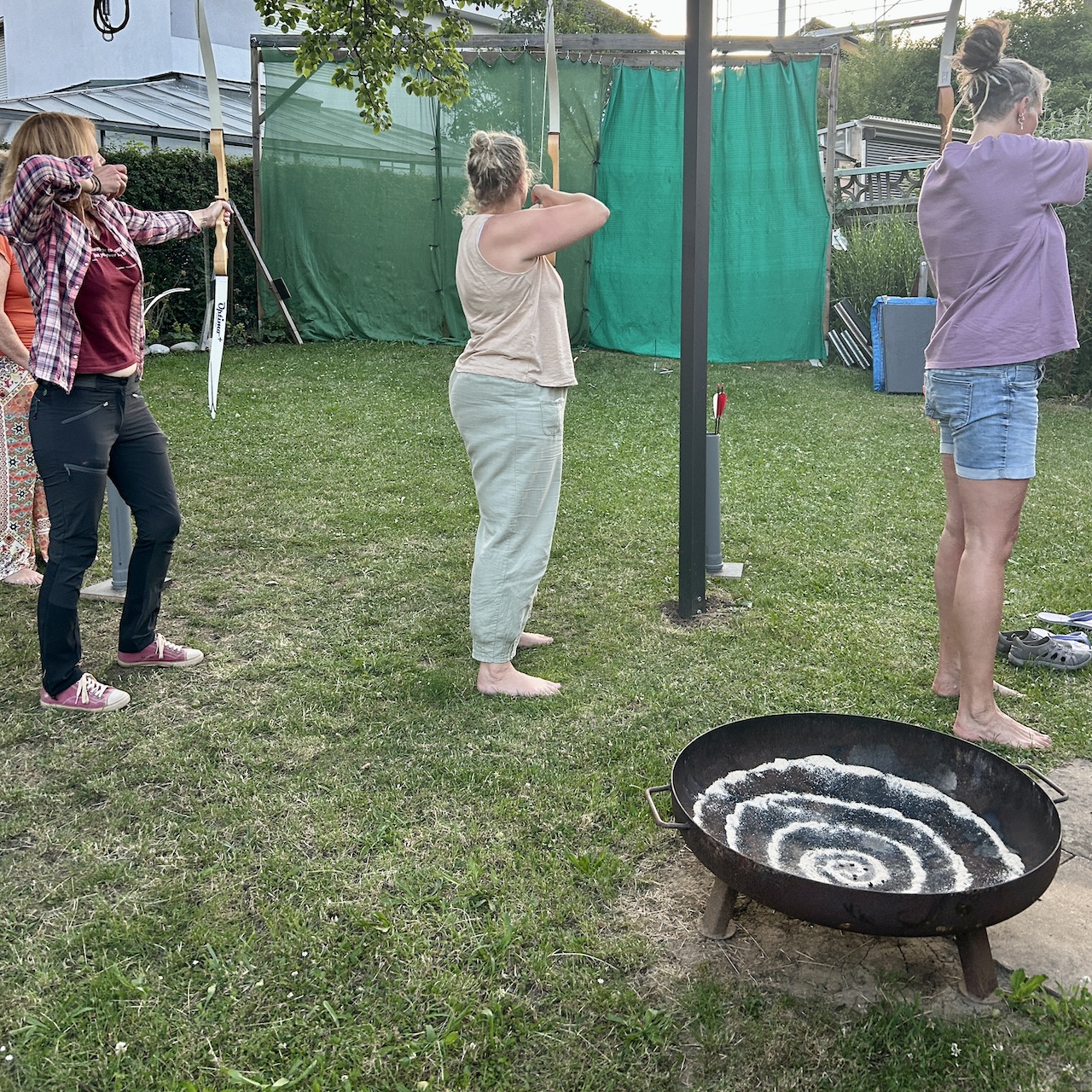 Menschen beim Bogenschießen