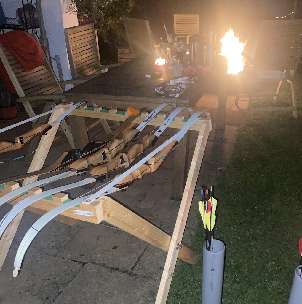 Bögen und Pfeile im Feuerschein