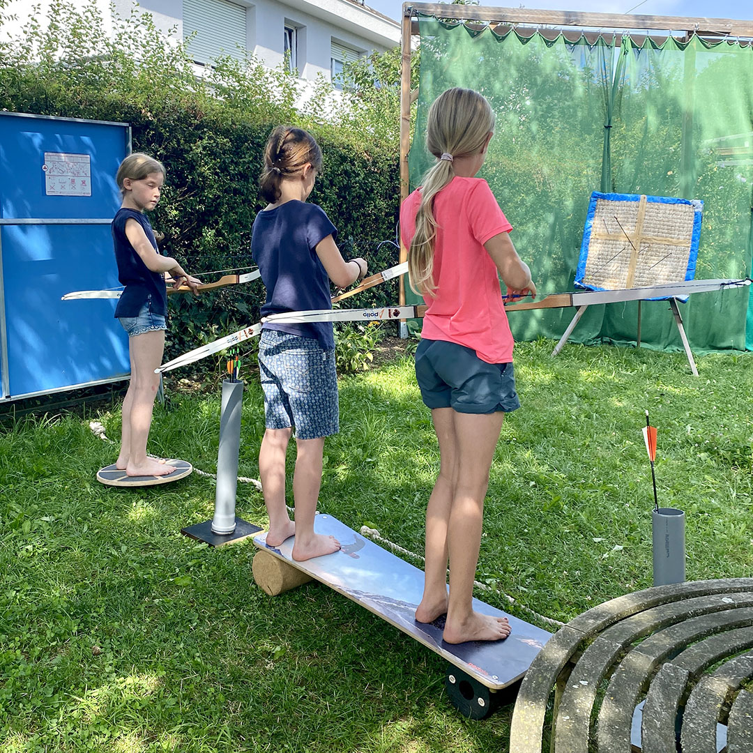 Kinder beim Bogenschießen