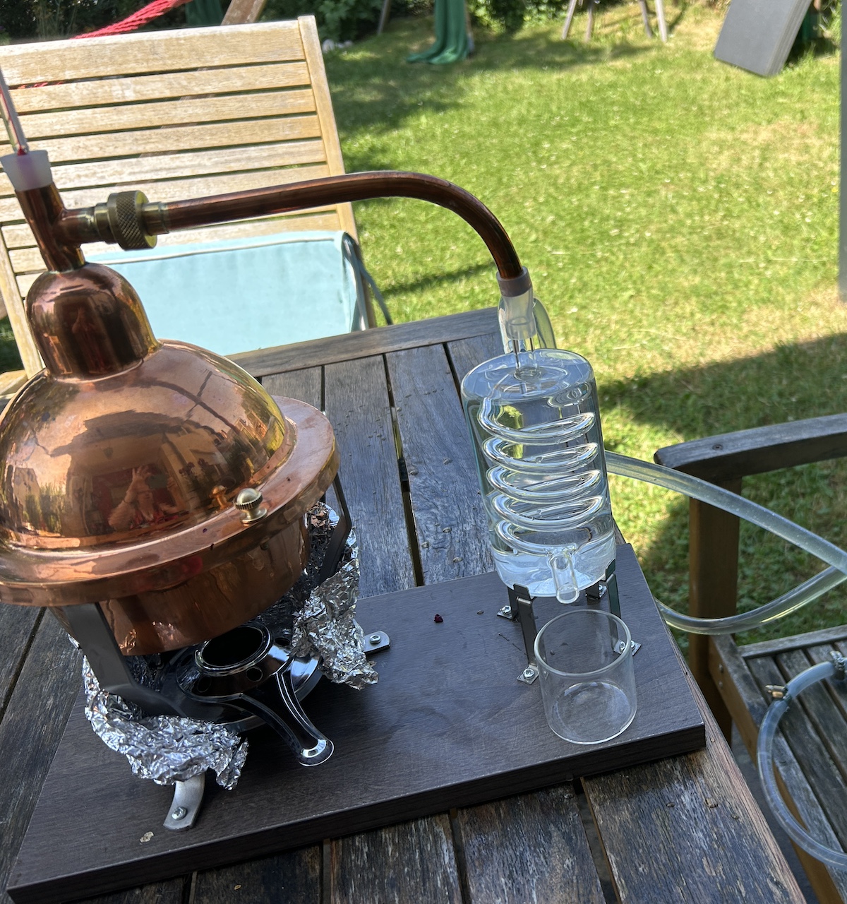 Kupferdestilliergerät auf einem Tisch im Freien