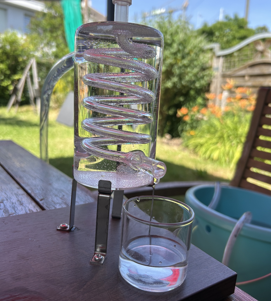 Destilliergerät auf einem Tisch im Freien