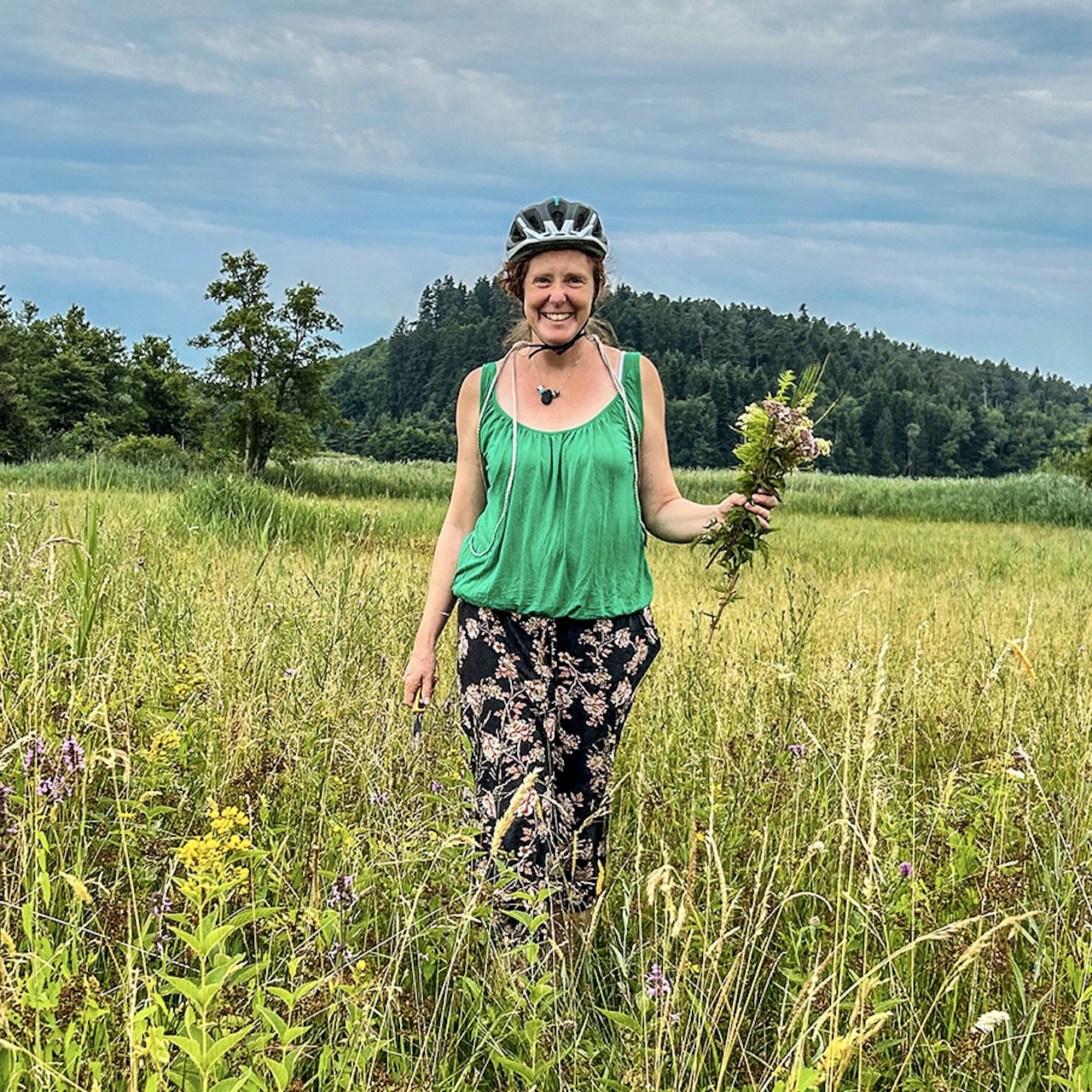 Anja Kaufmann auf Wiese beim Blumen pflücken
