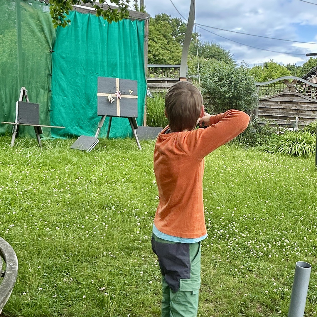 Junge,der Bogen schießt