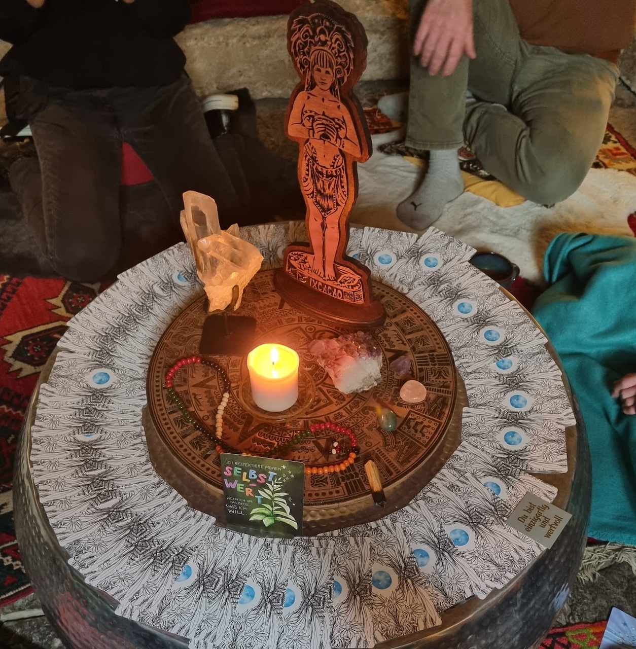 Cacaozeremonie mit Decke, Kerze und Holzstatue